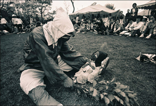 양주별산대놀이’(국가무형문화재 제2호) 중 제 6과장 ‘취발이’의 연행 장면, 김수남 사진, 국립민속박물관 소장