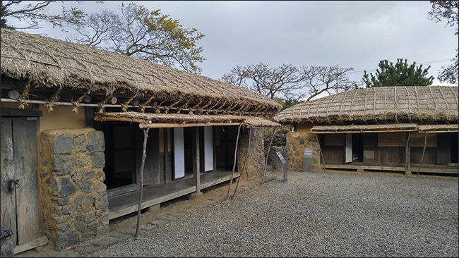 추사가 위리안치됐던 강도순의 집, 오른쪽으로 보이는 것이 추사가 거처했던 곳