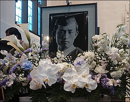 윤동주가 다녔던 도쿄 릿쿄대학 추모식, 꽃 속에 묻힌 윤동주 시인