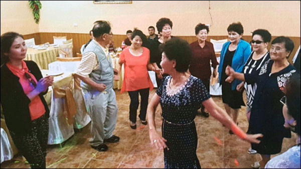 우즈베키스탄의 타쉬켄트 부하라 사마르칸트 고려인들과 아리랑을 함께 부르며 춤을 추는 답사대(아리랑로드 10만km 대장정 답사대 제공) 