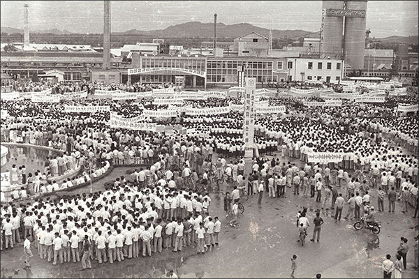 전시사진_1974년 반공 궐기대회에 동원된 학생들