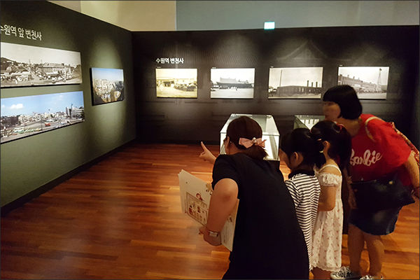 자녀와 함께 전시회를 찾은 시민들