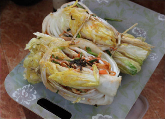 볏짚으로 속이 빠지지 않게 묶은 김치