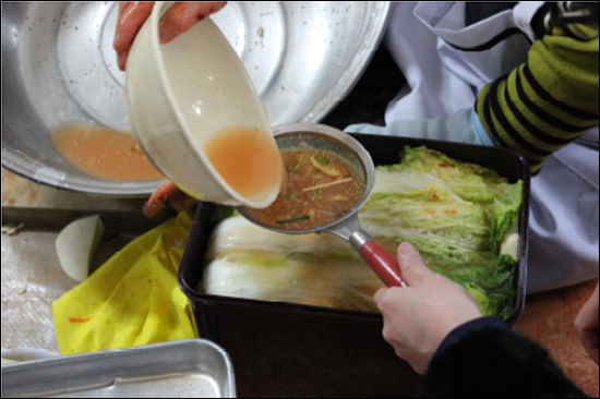 김치 담그는 모습 2