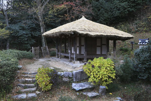 대흥사에서 산길로 1.6km 산비탈을 올라야 갈 수 있는 일지암. 이곳에 한국의 차문화를 되살렸던 초의선사가 살았다고 한다.