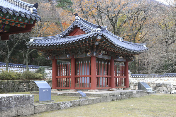 표충사에 모신 서산대사 사명당대사 처영대사의 공적을 기록한 비각