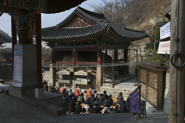 기도하는 옥천암 스님과 신도들