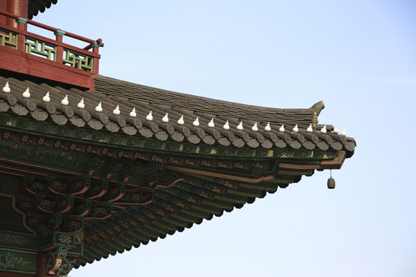 보탑사 지붕 모습, 기와지붕 위에 연봉이 올려져 특이하다.