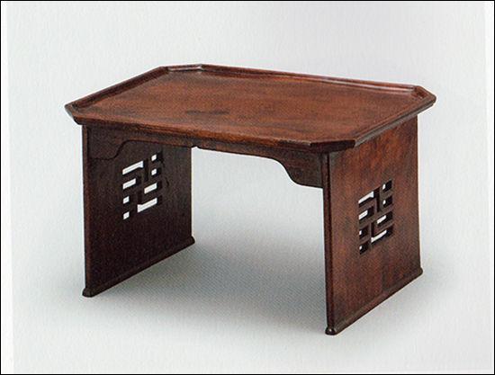 투각만자충주반, 개인소장, 45.9×36.1cm×27.3cm, 감나무, 19세기