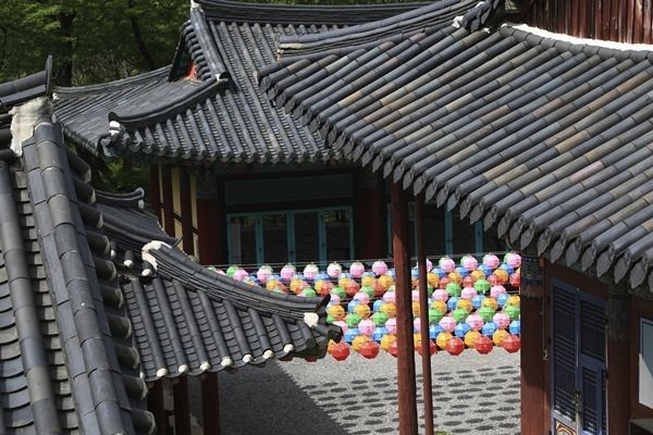 청곡사 전각사이에 걸린 연등