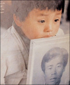 독일 ‘슈피겔’지에 실린 아버지의 영정사진을 든 아이의 모습