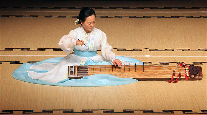 이재화 명인의 거문고 산조 연주 모습