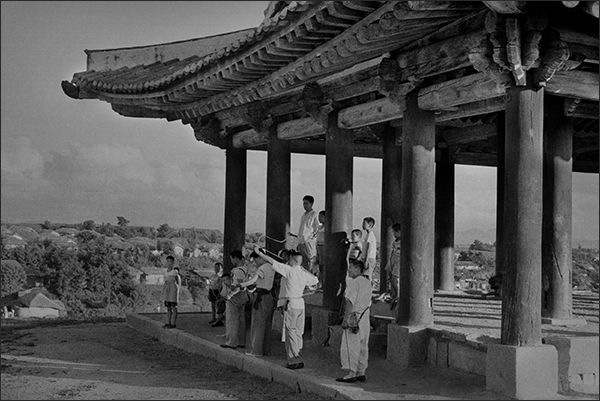 1950년대 연무대 앞에서 수원시민들이 활을 쏘는 사진