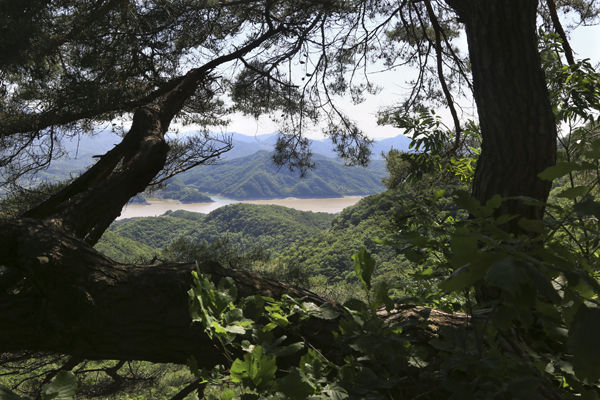 정방사에서 본 충주호