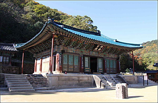 측면에서 본 속초 신흥사 극락보전