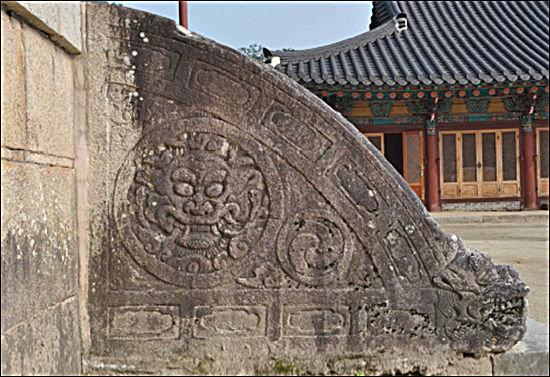극락보전 계단 소맷돌 귀면, 삼태극, 용머리 무늬