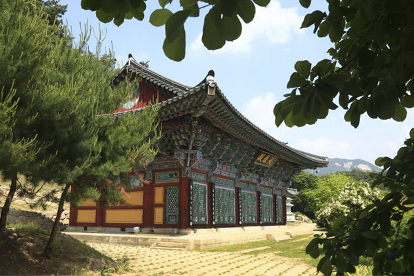 공림사 대웅전의 측면