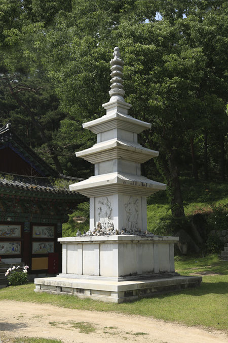 공림사 삼층석탑. 불국사의 석가탑과 같은 형식