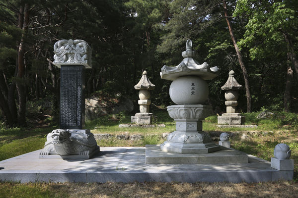 공림사를 중창불사한 탄성스님의 승탑과 공적비