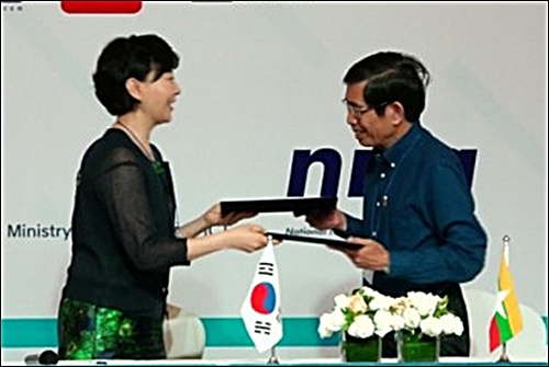 크리스피 박경원 이사(왼쪽)와 포레버그룹 킨마웅타이 대표(오른쪽)가 계약을 체결하고 있다