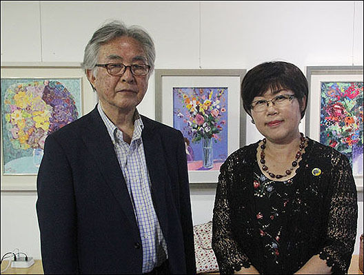 작품 앞에 선 박진수 화백과 기자