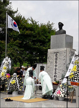 전통제례로 치르는 김용창 지사 추모제