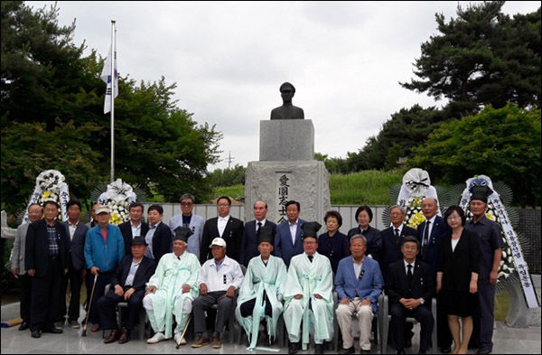 추모제 참석자들