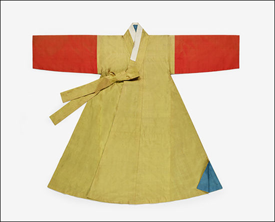 동다리옷(1890년), 조선 후기 무관이 입었던 군복으로 개화기 사진 가운데 동다리옷에 전복을 입고 복건을 쓴 소년의 모습이 전한다.