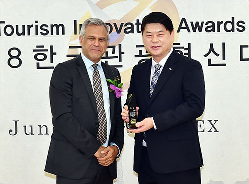 이한규 수원시 제1부시장(오른쪽)이 수상 후 마르셀로 리씨 UNWTO 홍보담당 이사와 함께 기념촬영을 하고 있다.