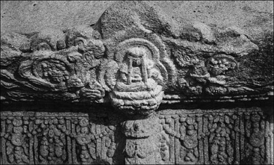 한국전쟁으로 지금은 없어진 옥개석의 불좌상(1932년, 국립중앙박물관 제공)