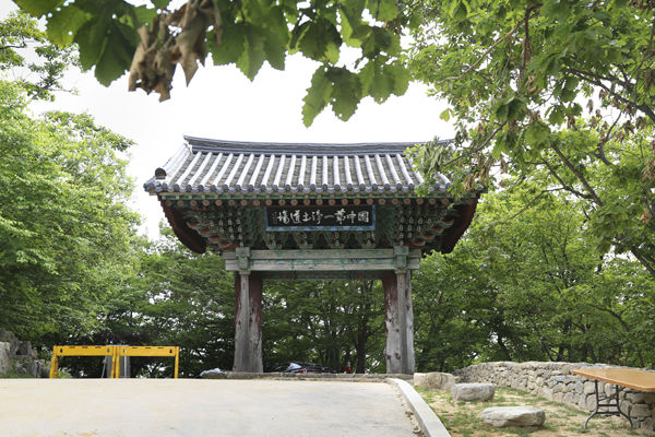 안국사 일주문, 주변은 공사중이었다.