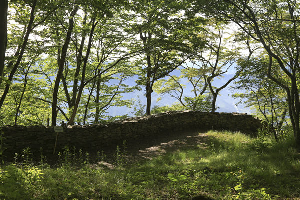 적상산성(赤裳山城) 으로 둘러싸인 안국사, 적산산성이란 가을이되면 산 꼭대기가 붉은 치마를 두른 듯 하여 붙은 이름이다.