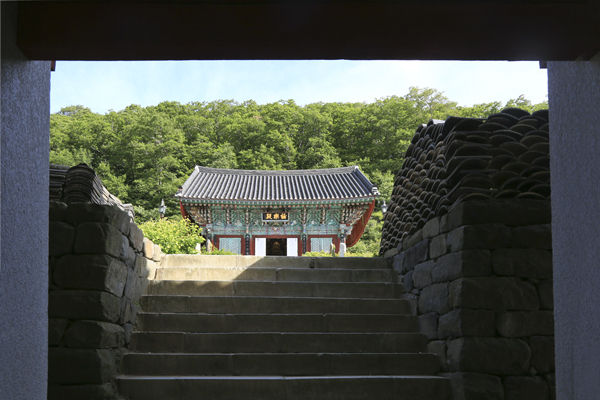 안국사 청하루 아래쪽에서 올려다 본 안국사 극락전