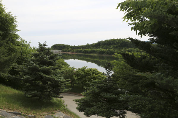 복원된 사고지 앞에 생겨난 적상호