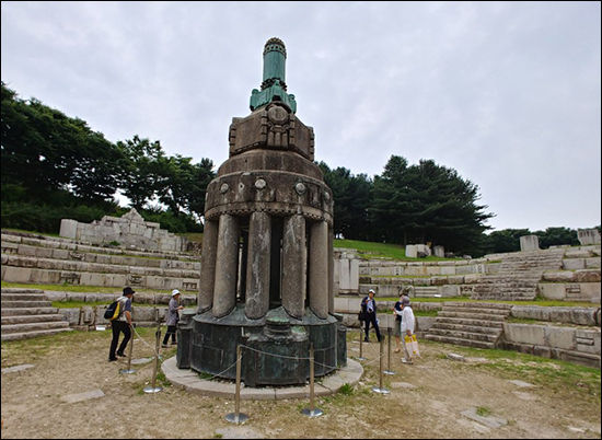 해체된 조선총독부 건물의 첨탑 부분을 둘러보는 일본인들