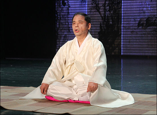 남창우시조 "월정명 월정명커늘"을 부르는 박문규 명인