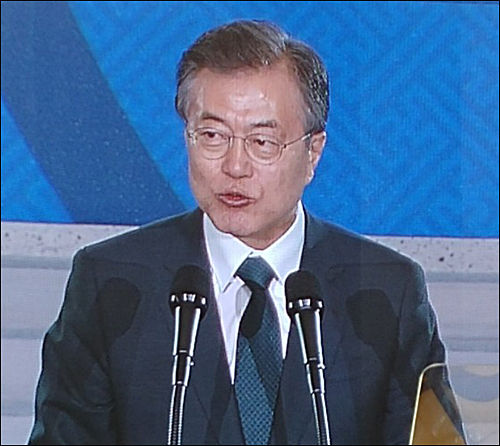 격려사를 하는 문재인 대통령