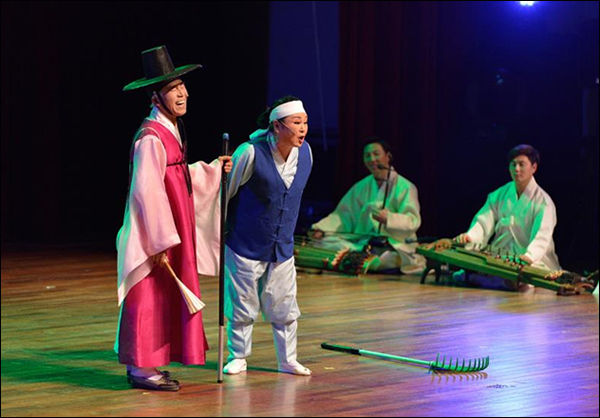 김일구, 김영자 명인의 입체창 공연 사진