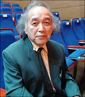 클론 문화재 보존법에 대해 질문한 기자를 위해 잠시 대담에 응해준 미야사코 마사아키 교수