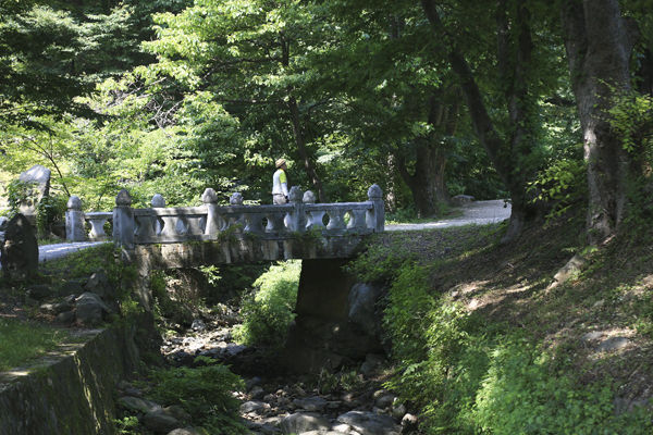 보화루 앞 극락교