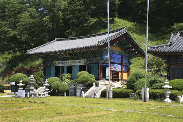 옆에서 본 대웅전과 마당주변