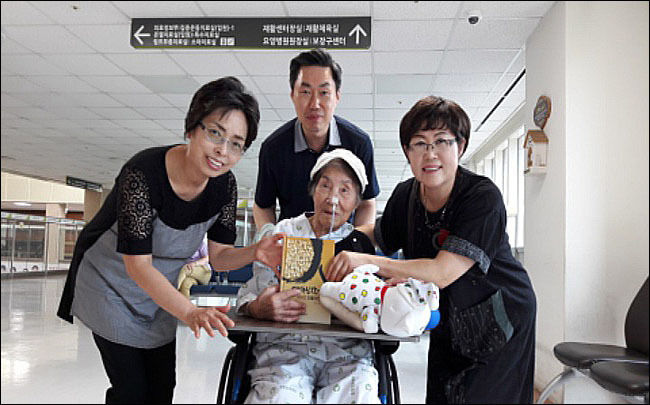 평소 여성독립운동가에 대한 깊은 관심을 가졌던 오희옥 지사께 갓 출간한 <여성독립운동가 300인 인물사전>을 드렸더니 기뻐하셨다. 왼쪽부터 양인선 기자, 아드님, 기자 그리고 휠체어에 앉은 분이 생존여성독립운동가 오희옥 지사,<br>
서울중앙보훈병원 재활병동에서