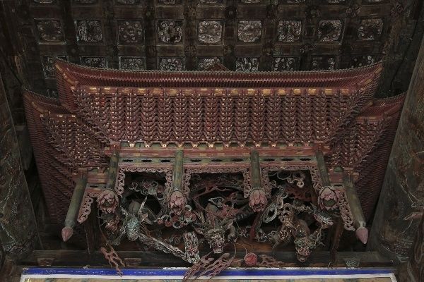 개암사 대웅보전내 부처님 위 닫집, 닫집은 천상의 보궁으로 부처님이 있는 극락세계를 상징하기 위하여 화려하게 만든다.
