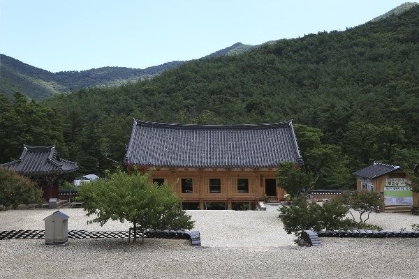 개암사 대웅전 앞에서 본 누각, 아직 누각의 현판이 없어 이름을 모름.