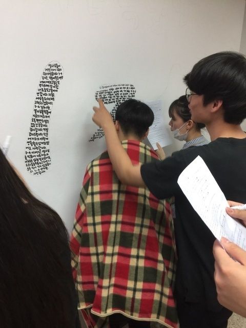 삼일절이라는 커다란 글씨 틀 속에는 학생들이 한땀한땀 수를 놓듯 글을 새겨 넣고 있다
