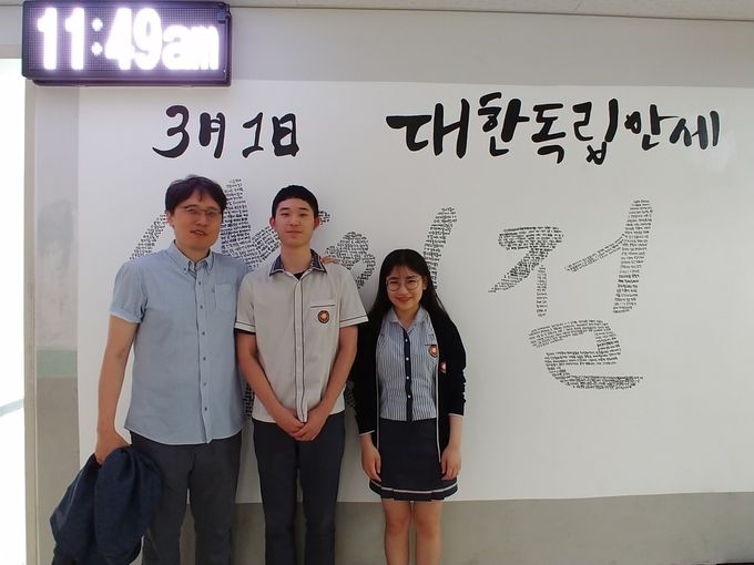 휘봉 공공역사 프로젝트를 맡아 지도하는 조현서 교사와 학생들