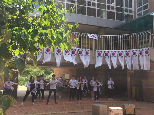 학생들이 3.1만세운동 플래시몹을 하는 모습