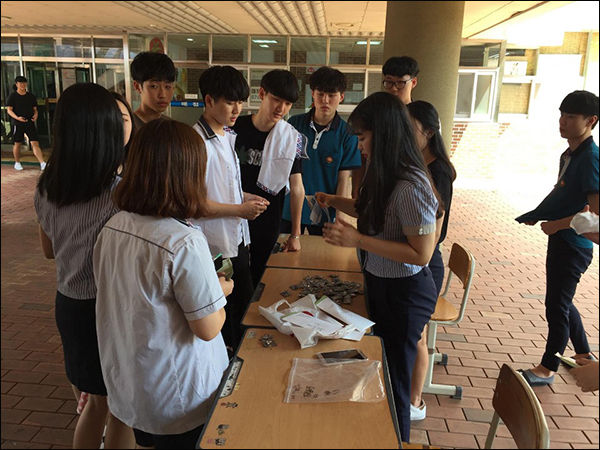 역사마케팅으로 배지를 판매하는 모습