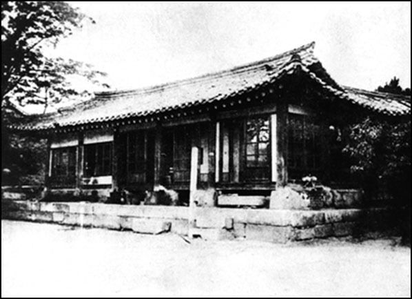 해부학 의 번역자, 왼쪽은 에비슨, 가운데는 김필순 / 연세대학교 동은의학박물관