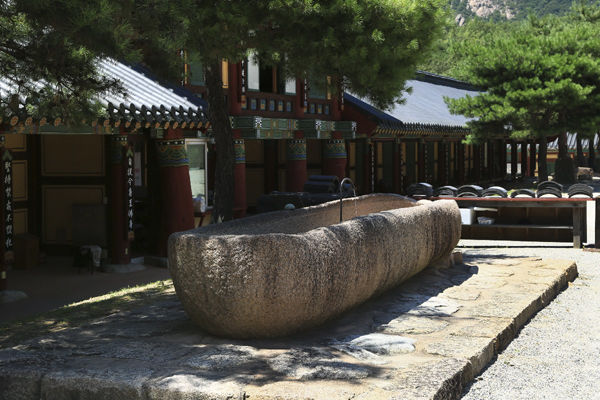 도갑사 수조(돌확), 크기가 무척 큰 돌확으로 많은 스님들이 물을 담아 쓰던 것이다.